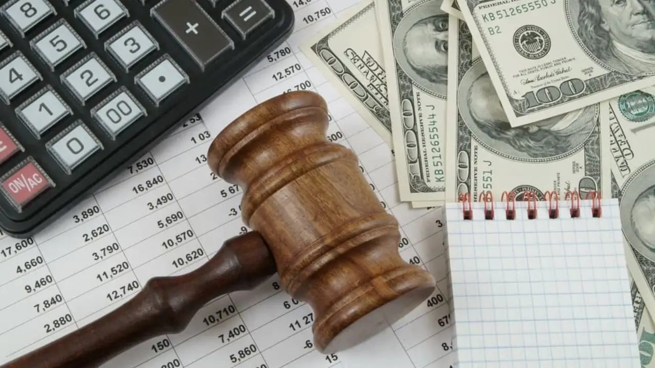 How Do Salaries Compare Between Legal Secretaries And Paralegals?